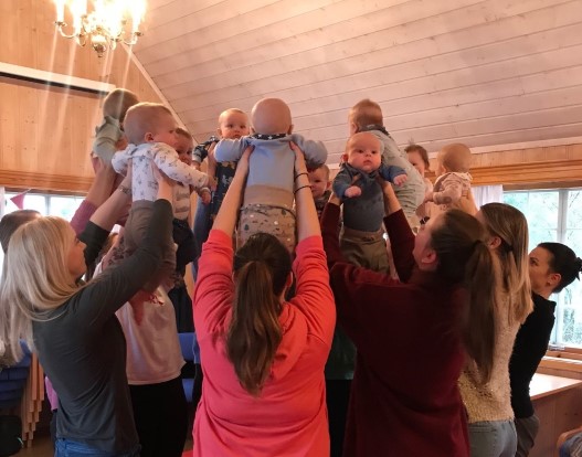 Hele gruppa med mammaer og babyer i aktivitet 27. januar. (Foto: Ida Benoni). 