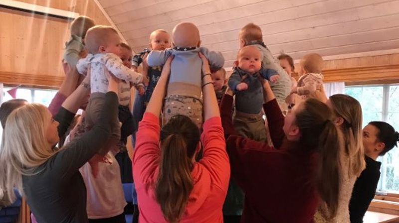 Hele gruppa med mammaer og babyer i aktivitet 27. januar. (Foto: Ida Benoni).