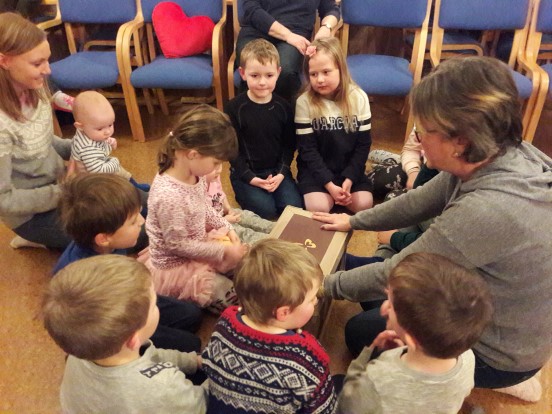 Samling i kirkestua ved Lise Bålerud Holter. (Foto: Karin H. Bøe). 
