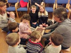 Samling i kirkestua ved Lise Bålerud Holter. (Foto: Karin H. Bøe). 