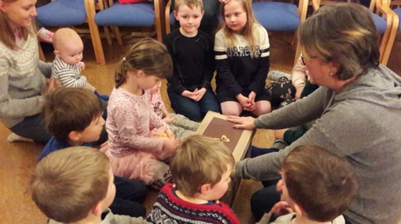 Samling i kirkestua ved Lise Bålerud Holter. (Foto: Karin H. Bøe).