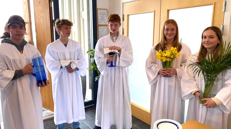 Under Barnas påskefest i Grymyr kirke 7. april var det konfirmanter fra Gran/Tingelstad sokn som hadde oppgaver. De skal konfirmeres i Nikolaikirken og Grymyr kirke nå i mai og juni (foto: Inger Stensrud Haug).