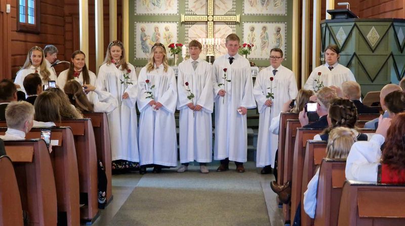 Noen av konfirmantene i Ål kirke under sin konfirmasjonsgudstjeneste våren 2024 (Foto: Jan Myrvold).