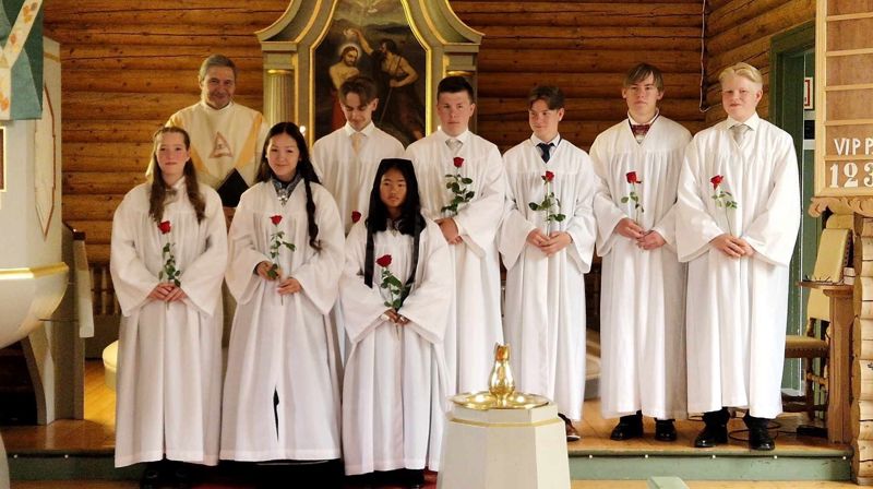 Konfirmasjonsdagen er en stor dag! Her fra konfirmasjon i Moen kirke i 2024 med konfirmanter og prost Tor Even Fougner bak. (Foto: Jan Myrvold).