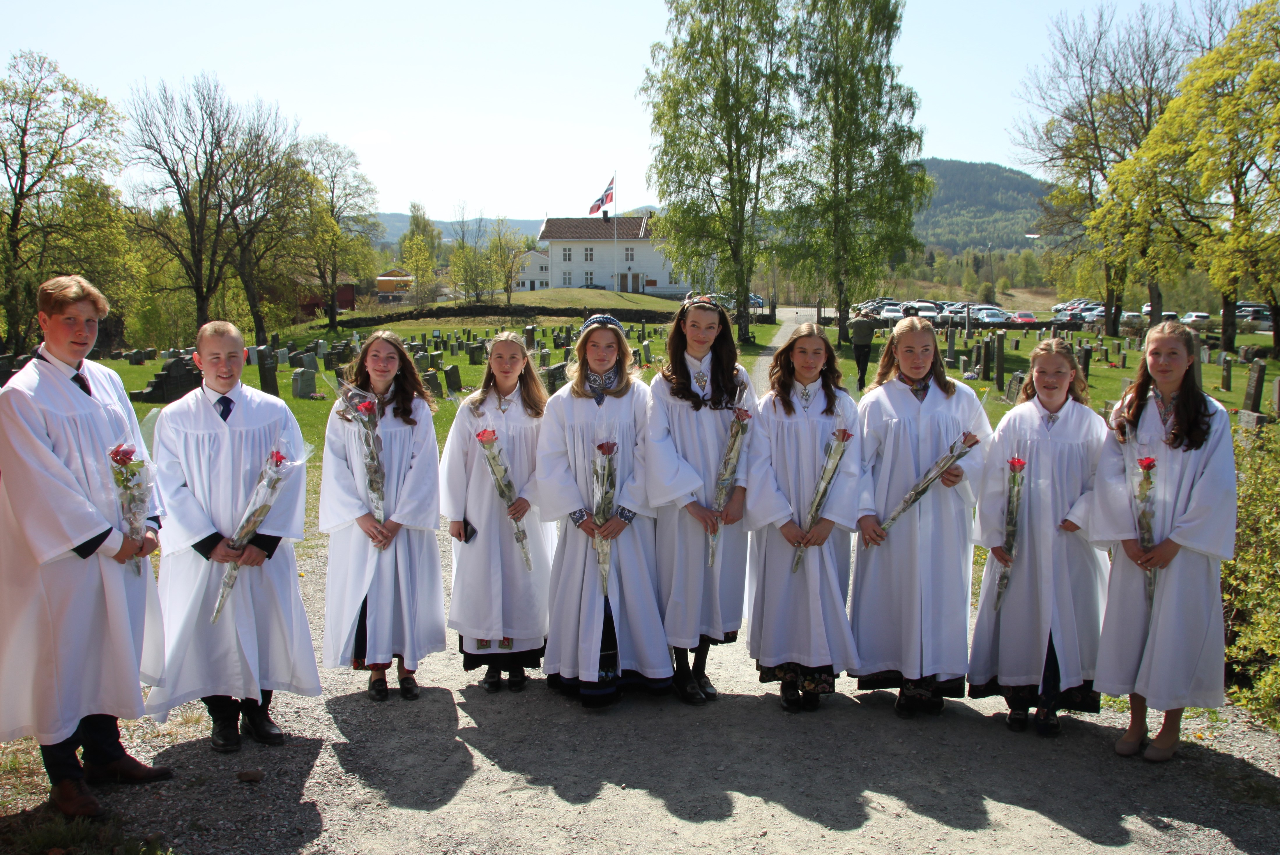 Her er årets konfirmanter som ble konfirmert i Tingelstad kirke i mai. Alle fikk overrakt hver sin rose (foto: Inger Stensrud Haug). 