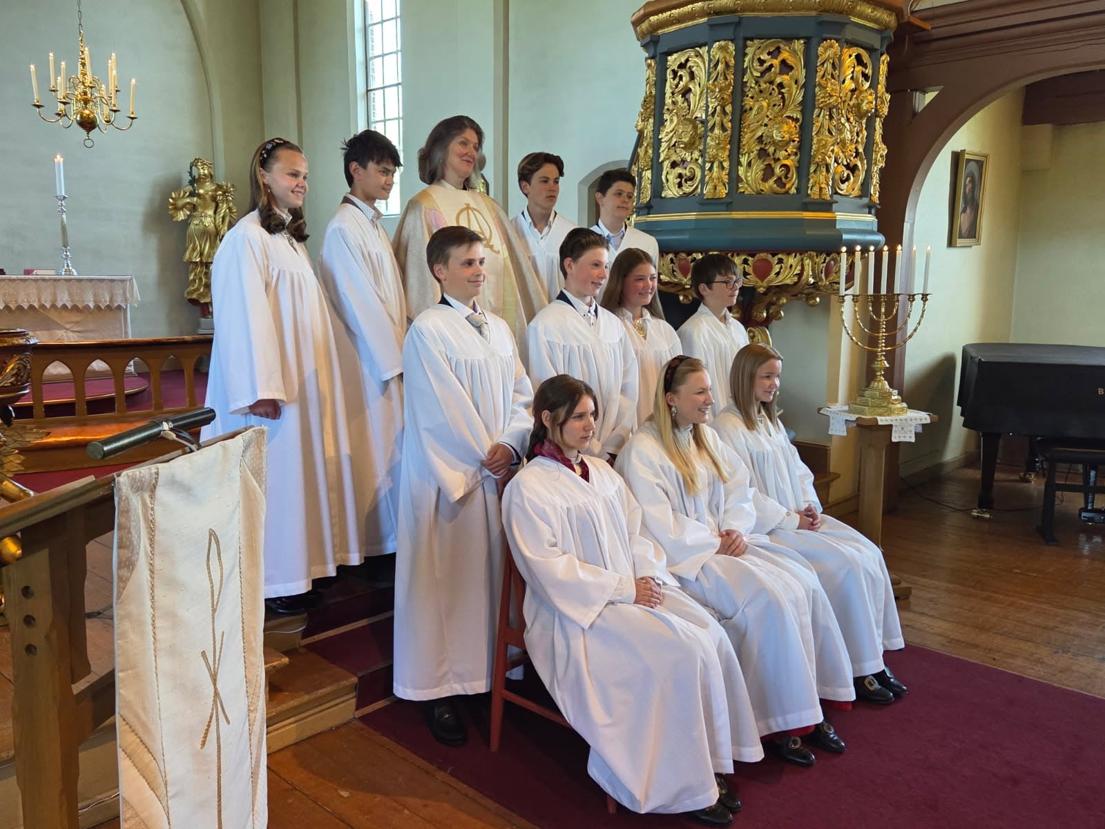 Årets konfirmanter i Tingelstad kirke under prøving av kapper og fotografering. Foto: Jan Myrvold 2026. 