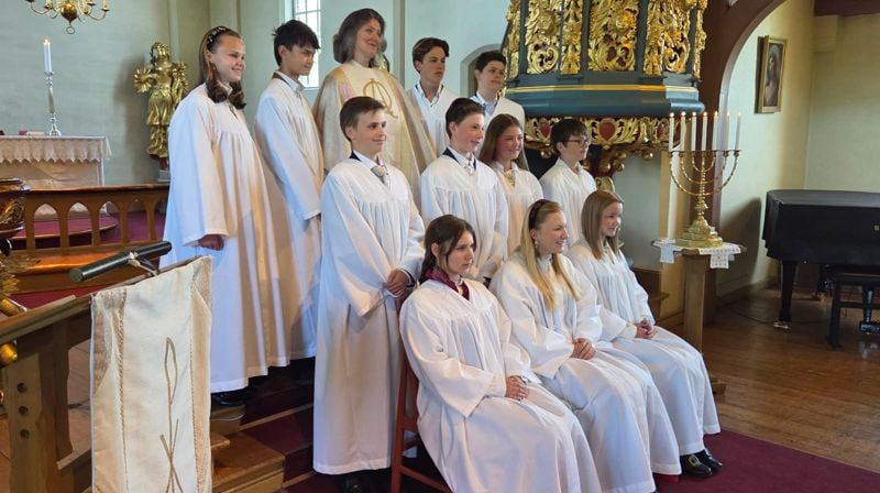 Årets konfirmanter i Tingelstad kirke under prøving av kapper og fotografering. Foto: Jan Myrvold 2026.