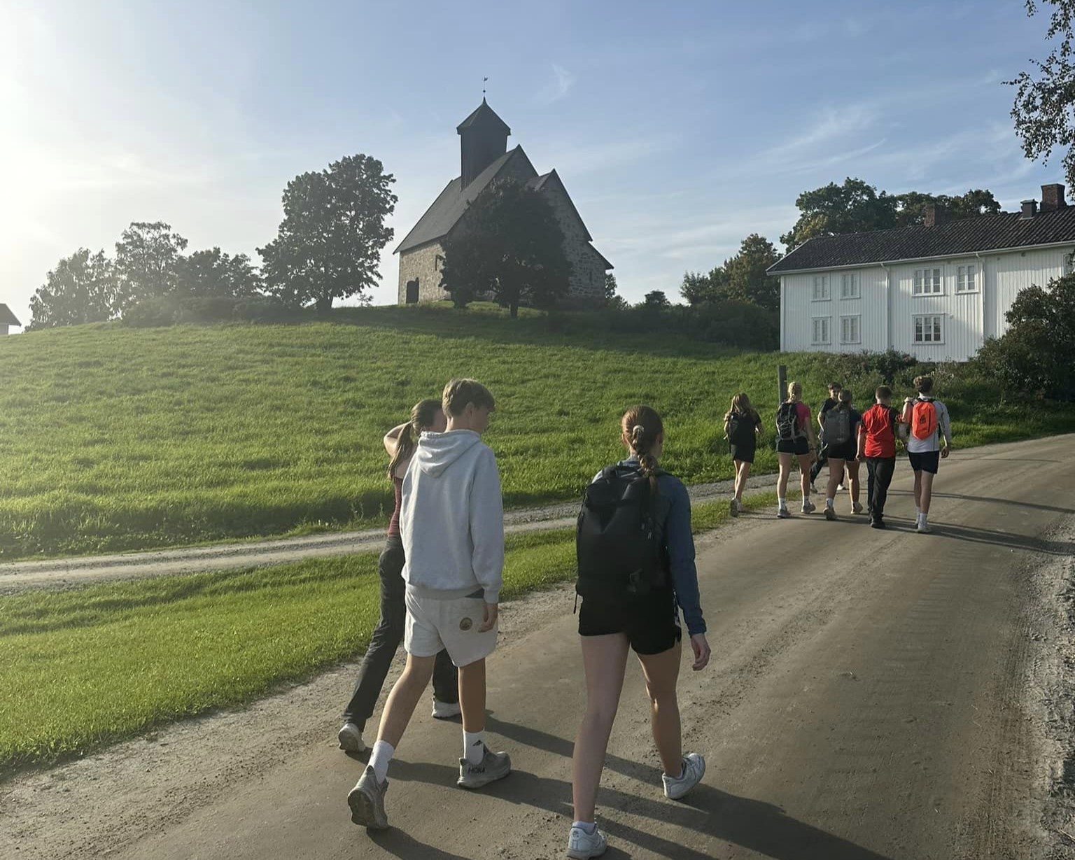 Foto: Fra en tidligere pilegrimsvandring for konfirmantene i kirken i Gran, fra Søsterkirkene til St. Petri. Foto: Jane Dahl Sogn.