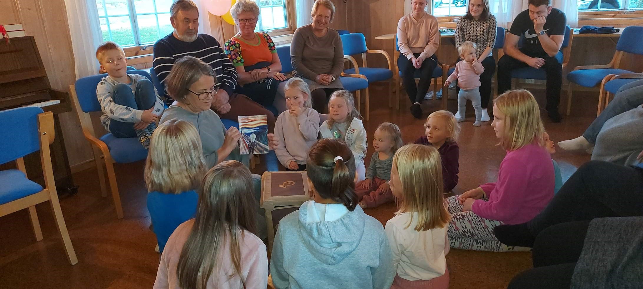 Barneklubben i Moen var 40 år i 2022. Her er en god samlingsstund med Lise Holter Bålerud. (Foto: Karin H. Bøe). 