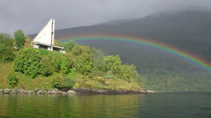 Ja, vi må skaffe oss noen vinterbilder av kirka...