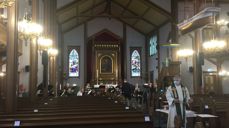 Sogneprest Hjalmar Bjerga forrettet nattverd under kirkevandringen. I bakgrunnen messingblåsegruppe som gjestet menigheten denne søndagen.