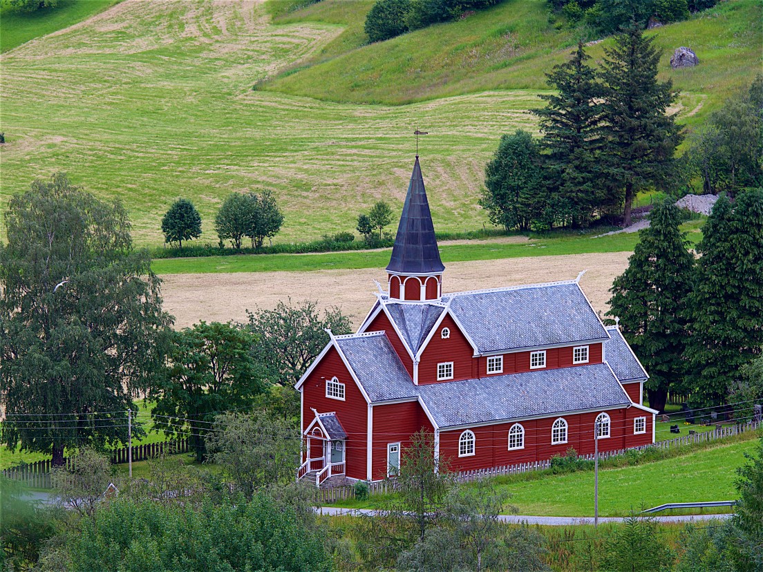 Ortnevik kyrkje. Foto av Canthun Photogroup