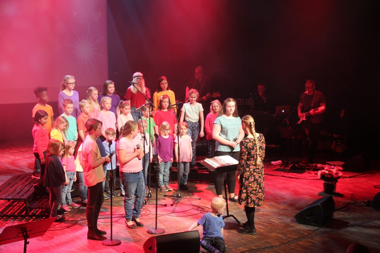 Halden barne- og ungdomskor under ledelse av Marie Håkensen. Bilde fra jubileumskonsert i Brygga kultursal.