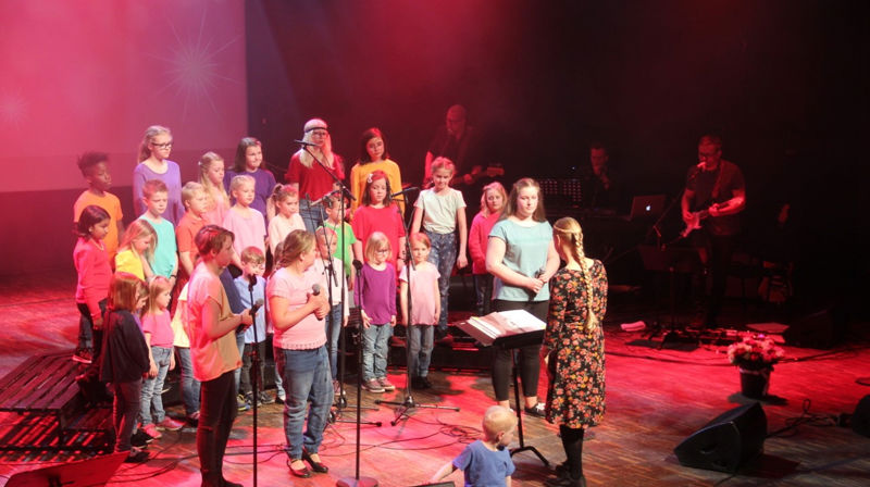 Halden barne- og ungdomskor under ledelse av Marie Håkensen. Bilde fra jubileumskonsert i Brygga kultursal.