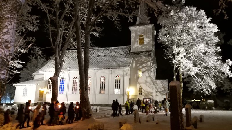 I ei tid der mange treng lys og varme, ønskjer vi å vere ei tilgjengeleg og varm kyrkje for dei som vil besøkje kyrkja. Foto: Hareid sokn