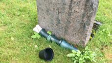 Ikkje legg lause gjenstandar rundt gravminner, det blir til hinder når graset skal klippast.