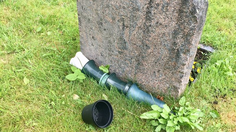 Ikkje legg lause gjenstandar rundt gravminner, det blir til hinder når graset skal klippast.