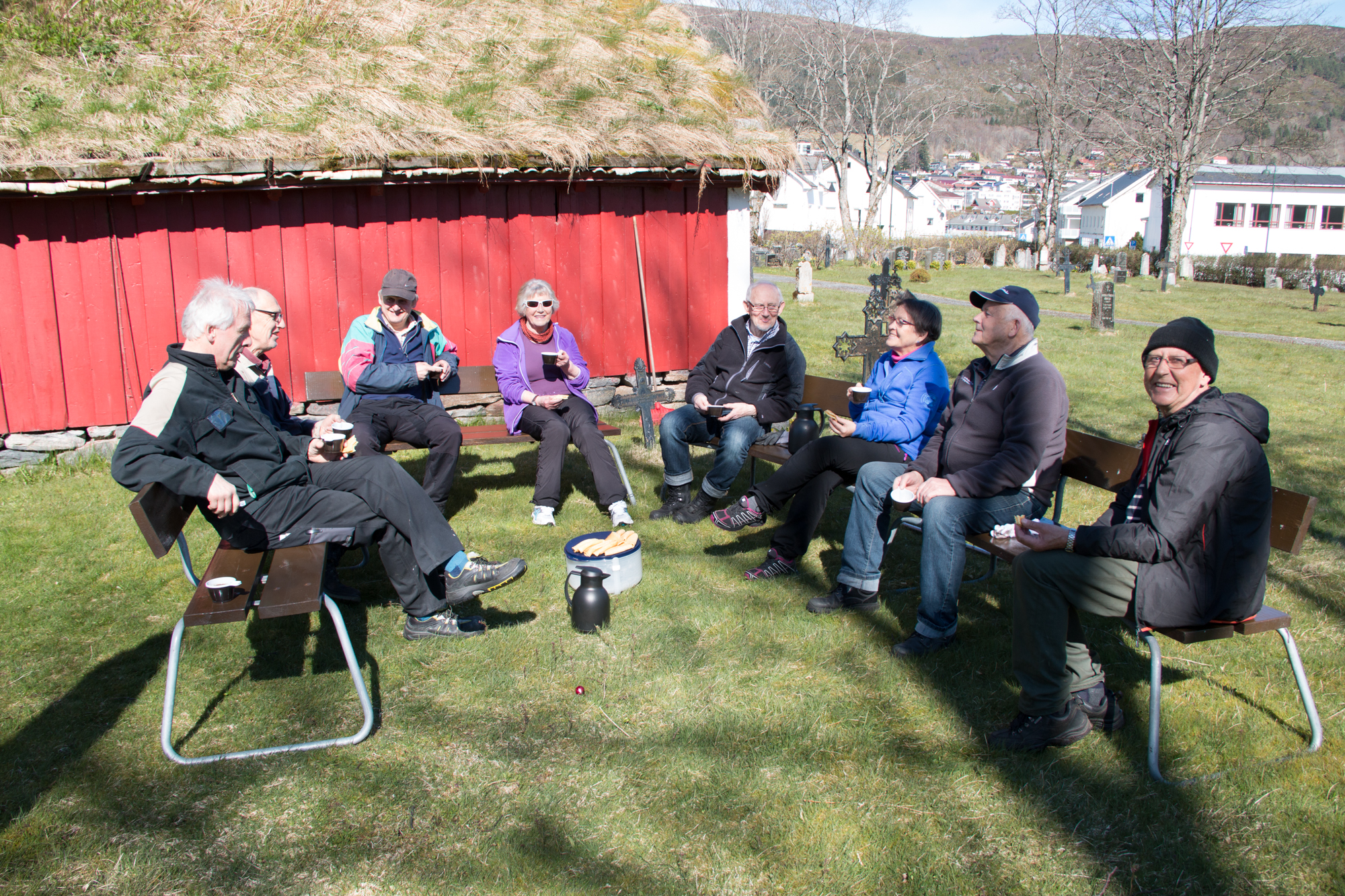 Frå ein tidlegare dugnad, arbeid, mat og prat