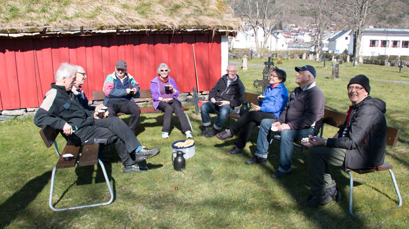 Frå ein tidlegare dugnad, arbeid, mat og prat