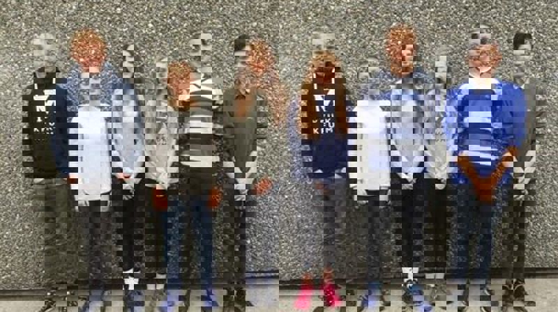 Ungdom lagar gudsteneste for ungdom