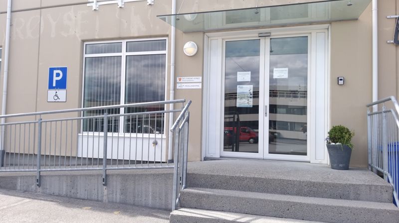 Hareid kyrkjekontor ligg på Rådhusplassen 6, rett ovanfor Hareid rådhus.