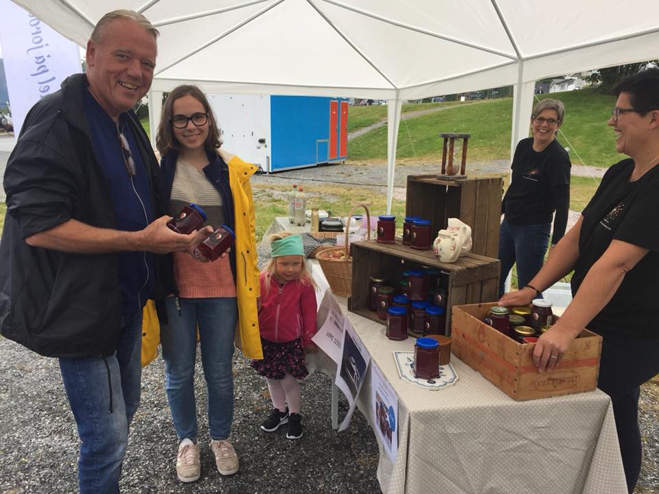 På laurdag stiller vi med stand i parken med sal av kaffi, vafler, saft og tombola. 