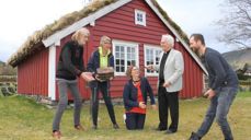 Gamle kulturminne frå Hareid skal fram i dagen under middelalder-kvelden 14. juni. Her har frå v.: kunstnar Arnfinn Mork-Stordal, kantor Ida Teige, kyrkjeverje Bente A. Pilskog, sokneprest Leidulv Ø. Grimstad og arkeolog Arve Nytun stilt seg opp framfor den gamle prestestova med nokre gamle remediar. Kantor Ida Teige held ein laup som vart nytta når presten var i soknebod, Bente A. Pilskog har fått på seg halsjernet m/kjetting som høyrde til gapestokken, medan Arve Nytun held ei av kanonkulene som vart skotne opp mot Brandal av engelske krigsskip i åra 1807-14.