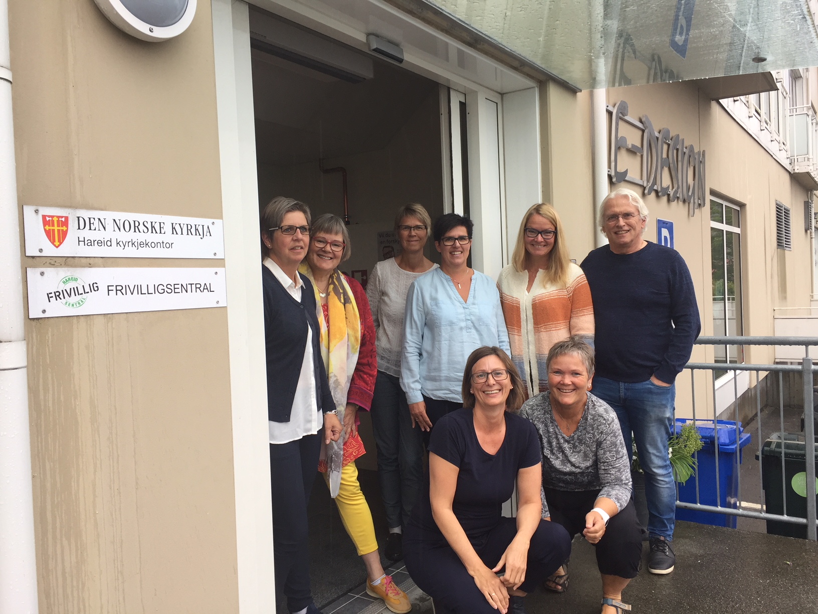 Bak frå venstre: Sekretær & medarbeidar i trusopplæringa Eli-Sølvi Jønsson, prost Ingeborg Matre, kantor/organist Ida Teige, kyrkjelydspedagog Barbro Landmark, undervisningsrådgjevar Bente Wangensteen frå Møre Bispedøme, sokneprest Leidulv Ø. Grimstad. Forran frå venstre: kyrkjeverje Bente Andreassen Pilskog, og medarbeidar i trusopplæringa Anvor Sukka