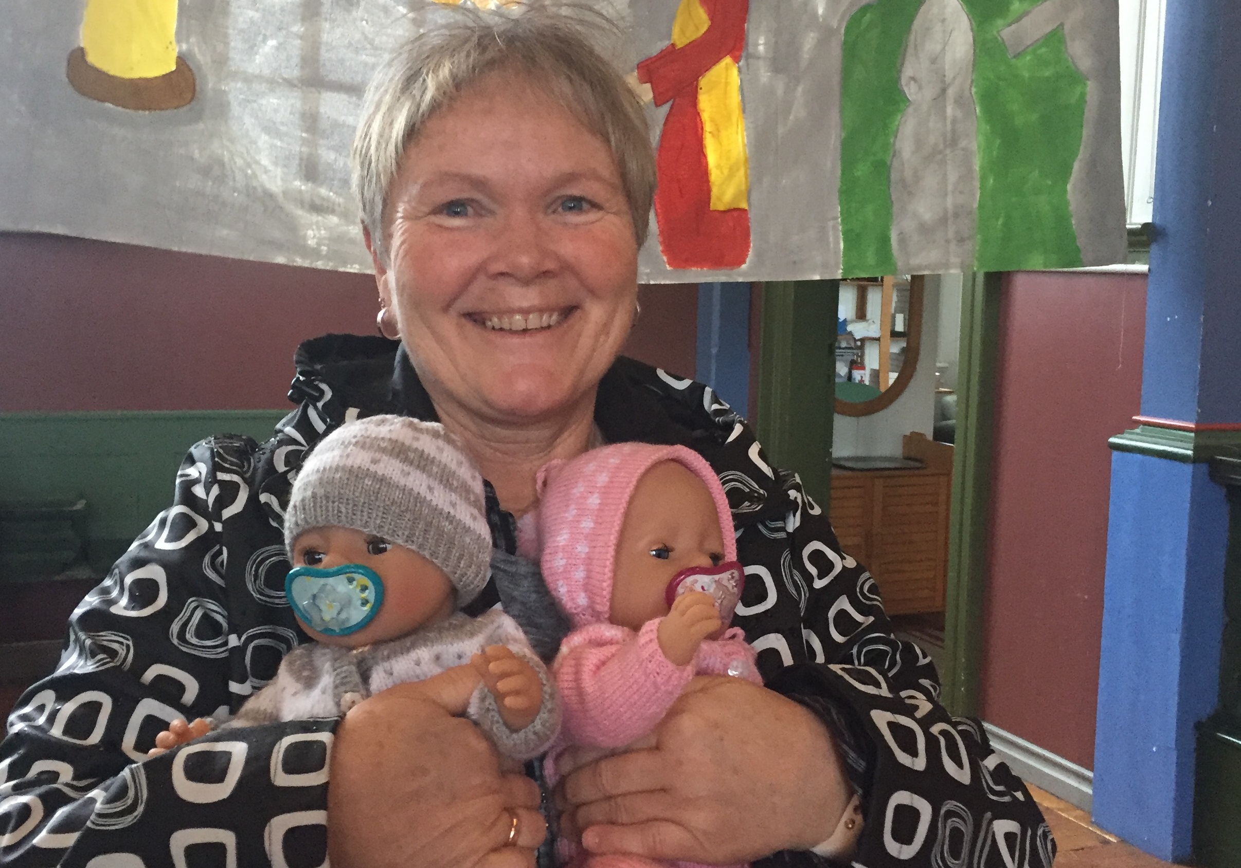 Medarbiedar i Trusopplæringa og spesielt med babysong, Anvor Sukka. Dokkene vil bu i kyrkja og vere til glede for borna som kjem til kyrkja i ulike samanhengar. 