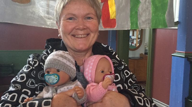 Medarbiedar i Trusopplæringa og spesielt med babysong, Anvor Sukka. Dokkene vil bu i kyrkja og vere til glede for borna som kjem til kyrkja i ulike samanhengar.