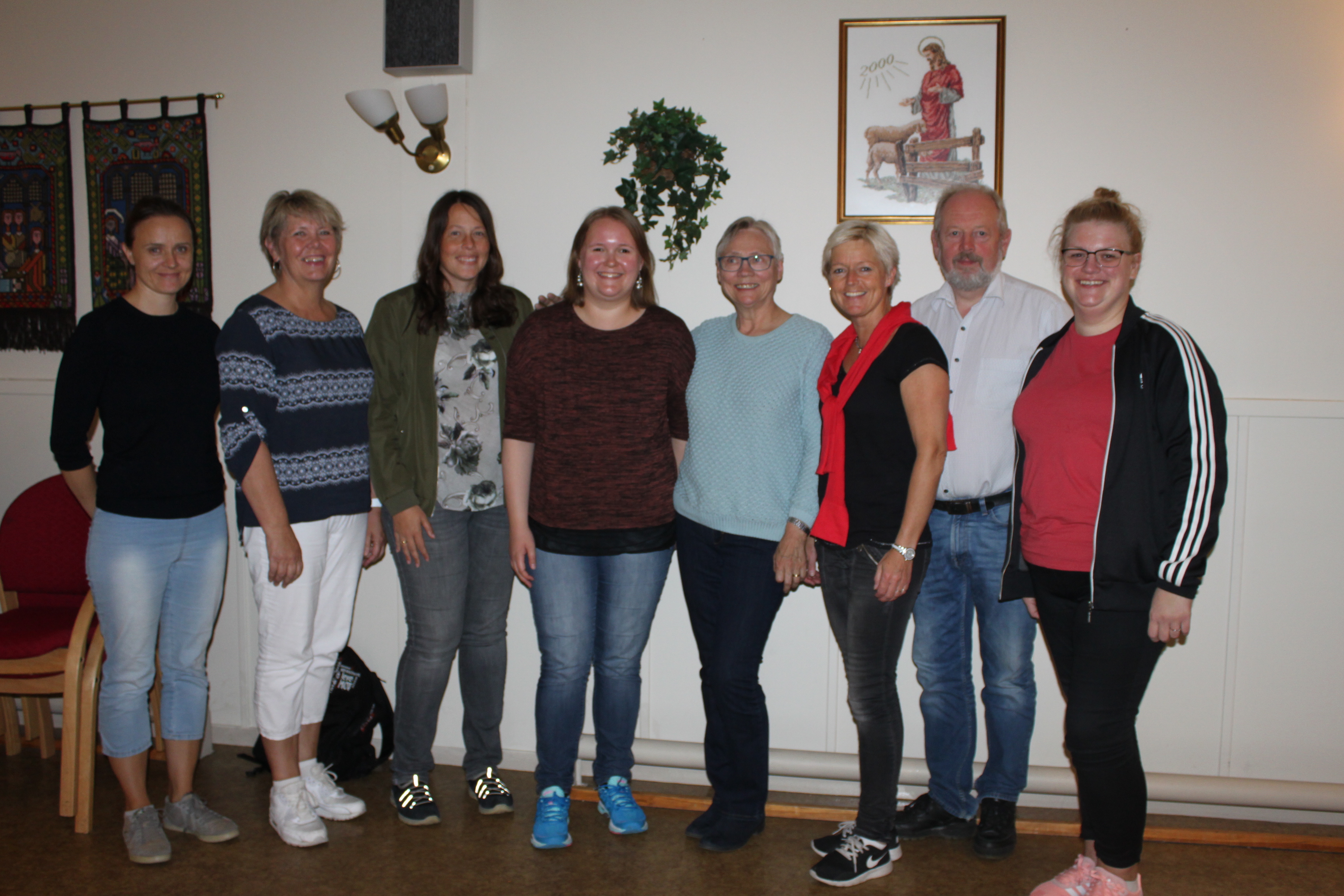 Den nye medarbeidaren saman med nokre av medlemane i soknerådet og styret i KM