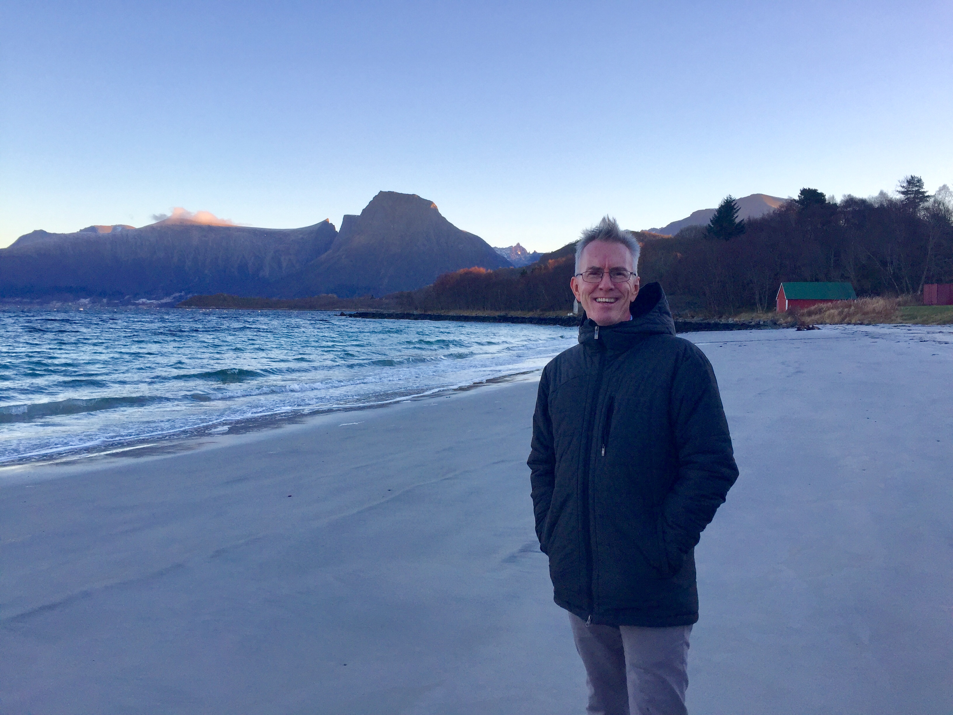 Lars Hartig-Tangedal besøkte Hareid i november, og blei vist rundt i kyrkja og elles i kommunen. Foto: Hareid sokn