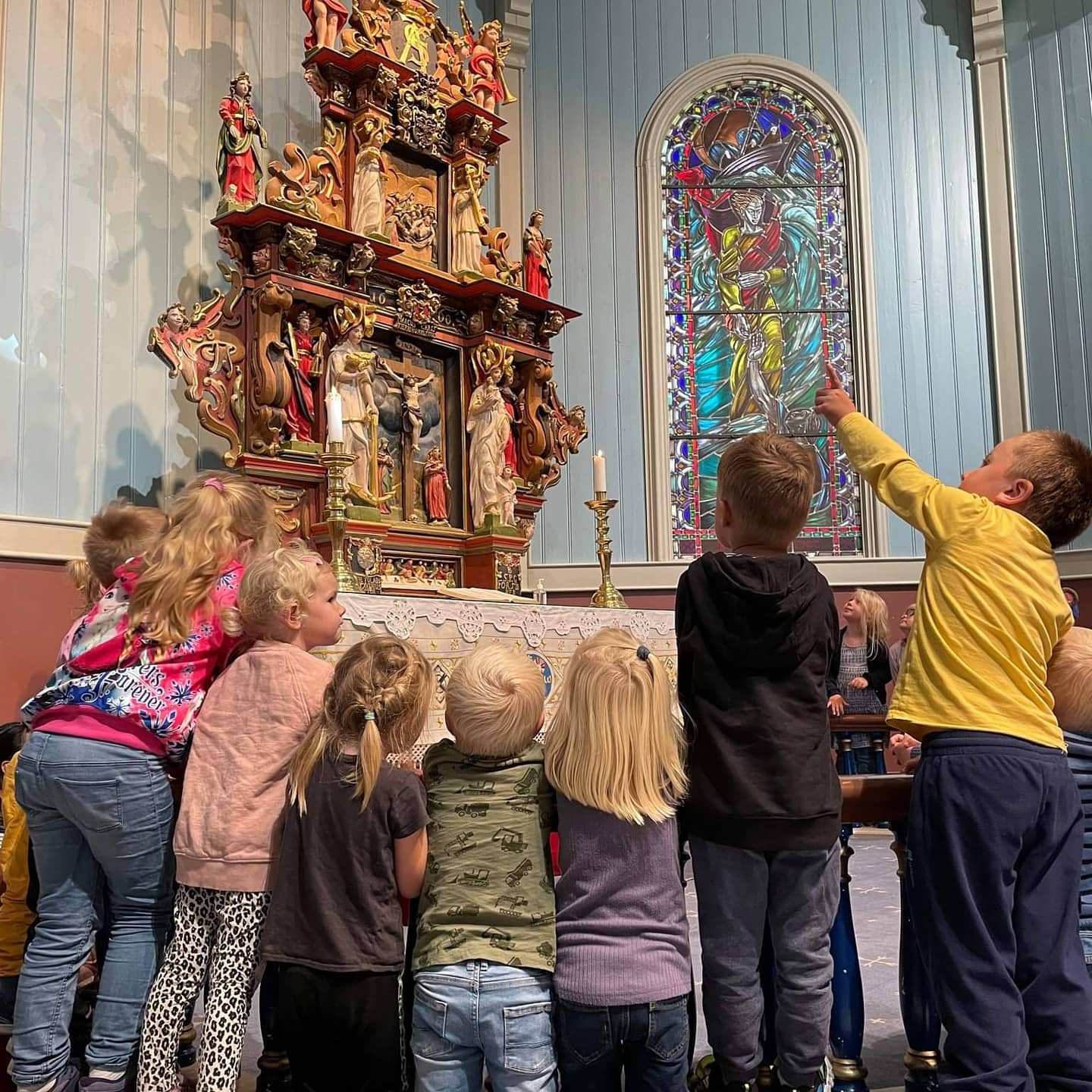 Ivrige 4-åringar på besøk i Hareid kyrkje. Foto: Kristin Østrem