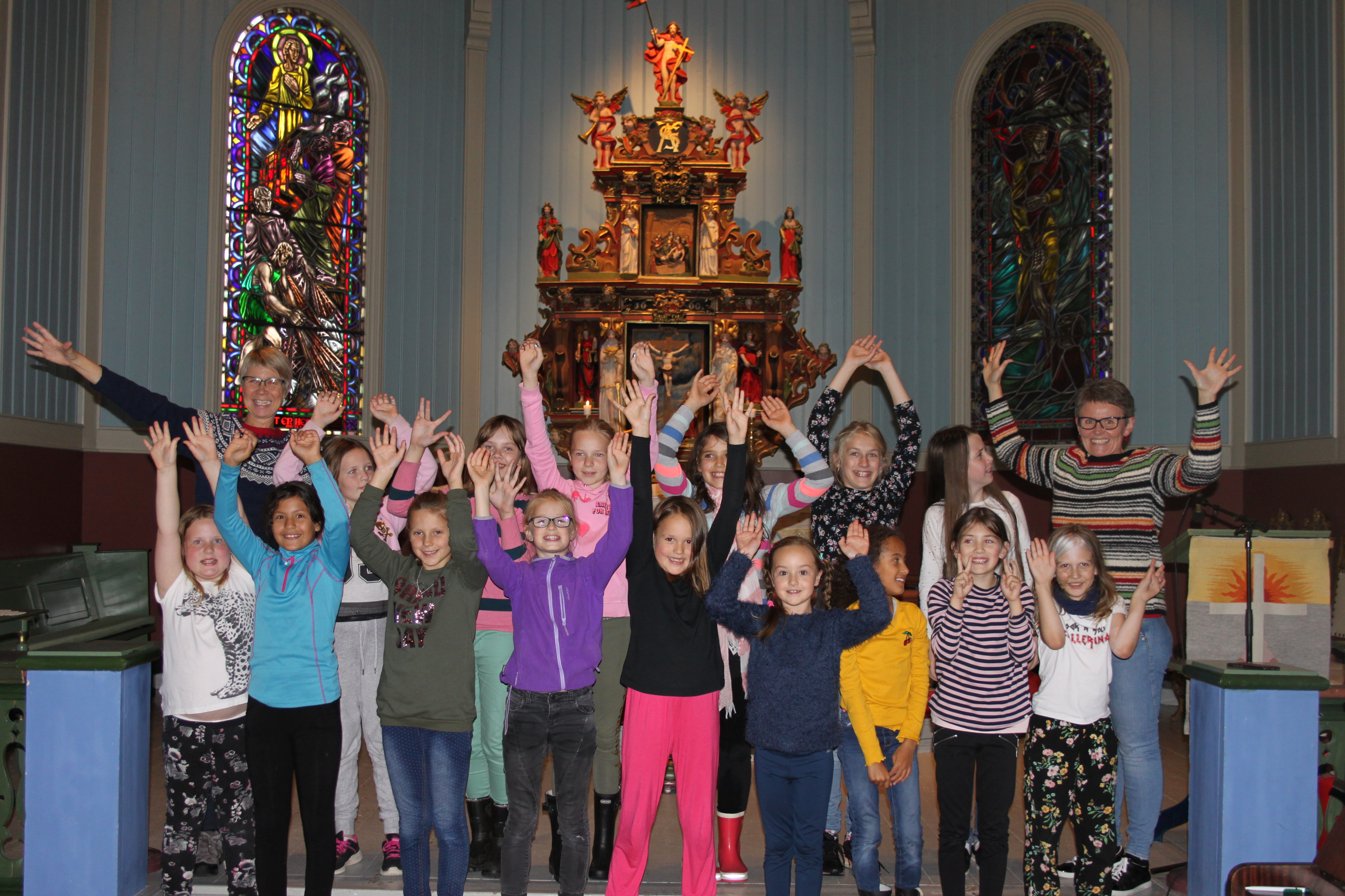 Hareid barnekantori er ein del av aktivitetane i soknet. Dei er ein aktiv gjeng, med jenter og gutar frå 3. klasse og oppover. På øvingane lærer dei å bruke songstemma si, både som korist og solist, gjennom synging og leiking. Dirigentar: Sissel Rise og Ida Teige (kantor)