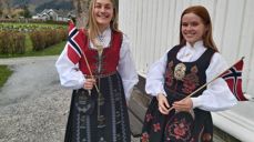 17. mai: Vi startar med å syngje «Ja, vi elsker» saman med resten av landet kl 12. To av konfirmantane våre i mai, Borghild Holstad og Frøya Worren, tek del på ei 17. maisending frå heile landet som Kirkerådet lager. Dei fortel kva dei er takknemlege for, som å få vere så heldig å feire 17. mai, ha venner og få ta utdanning. Vi ønskjer alle ei fin 17. mai-feiring, gratulerer med dagen! Foto: Hareid sokn