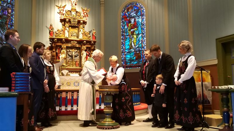 DÅP I HAREID KYRKJE: Torill Ringstad og Joachim Moldskred fortel at dei valte å døype guten sin (Aslak) fordi dei begge sjølv er døypt og dei synes det er ein fin tradisjon. «Sjølve sermonien var fin og også festen etterpå. Vi synes at kyrkja sine tilbod etter fødsel er veldig bra og har tatt del på babysong og også småbarnsong som storebror på 3 år likar veldig godt. Vi synes tilhøyrigheita til kyrkja i Hareid er veldig fin.» Her ser vi fadder Laila Ringstad Bakkely som held dåpsbarnet og sokneprest Leidulv Ø. Grimstad som døyper bornet.
