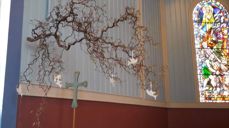 I Hareid ynskjer vi å synleggjere dåpen med å henge opp ei due for kvart dåpsbarn. Duene er laga av Kirkens bymisjon, lett keramikk og vil bli tekne vare på frå år til år.