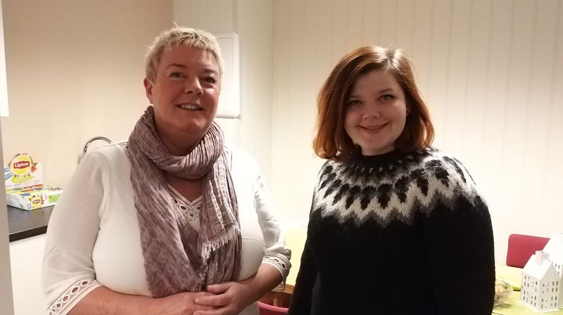 Agnieszka Legutko (til høgre) forsker på frivillighet i Noreg og skriver doktoroppgåve om korleis frivilligsentralene hjelper staten til å realisere sin innvandringspolitikk. Her saman med leiar av Frivilligsentralen på Hareid, Heidi Pedersen Kvalsvik.