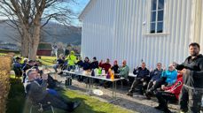 Det er både kjekt og sosialt å vere med på vårdugnaden på kyrkjegarden og rundt kyrkja. Dette biletet er frå vårdugnaden i 2023. Foto: Hareid sokn