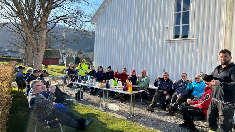 Det er både kjekt og sosialt å vere med på vårdugnaden på kyrkjegarden og rundt kyrkja. Dette biletet er frå vårdugnaden i 2023. Foto: Hareid sokn