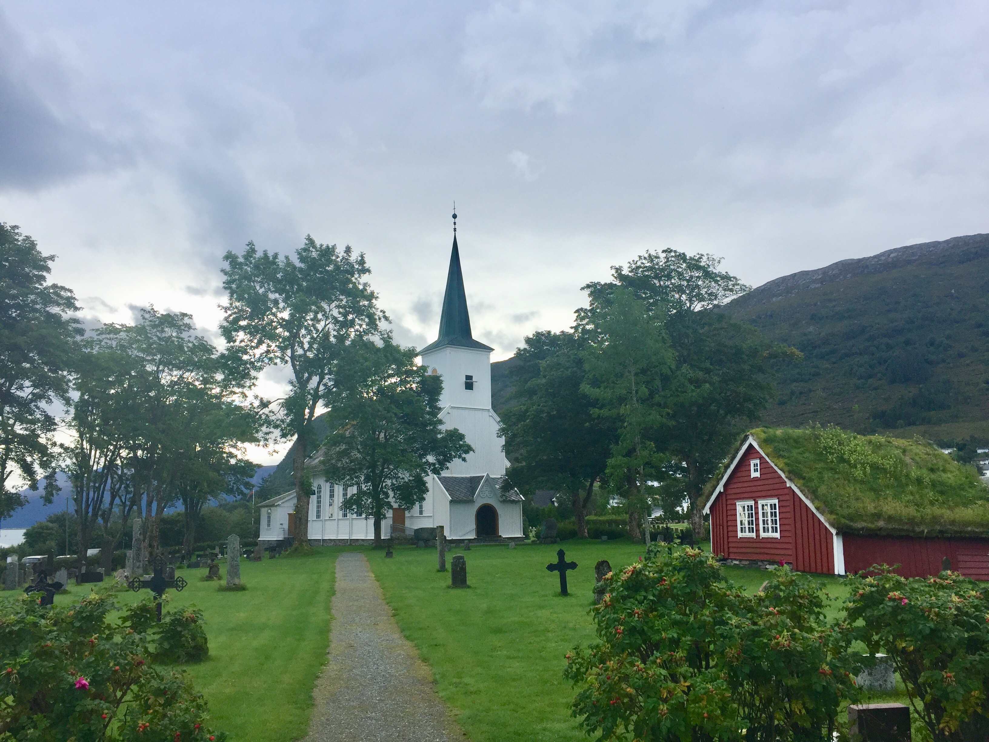 Hareid kyrkje og prestestova (til høgre). Foto: Hareid sokn