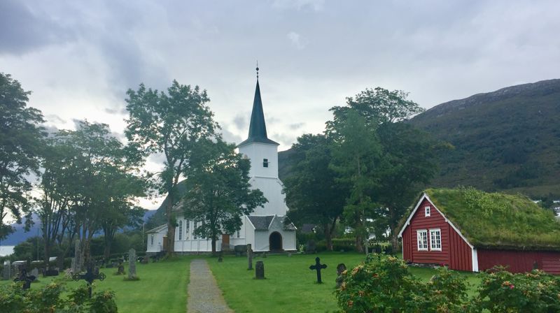 Omvising Hareid mellomalderkyrkjegard, prestestova og kyrkja