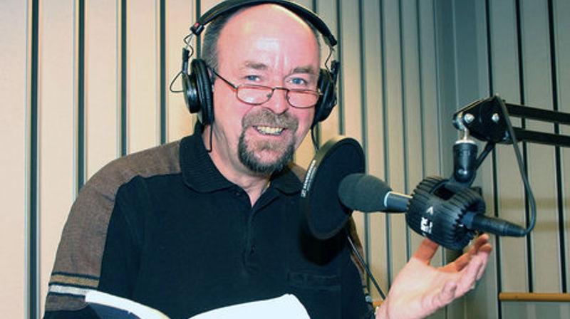 Kom å høyre Helge Gudmundsen, ein av dei som jobba mykje med sendinga på NRK. Han har i mange år også leia radio-programmet "Salmer til alle tider".