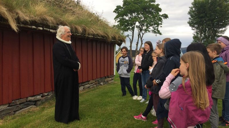 Soknepresten i den gamle utgåva av prestekjolen. Spennande å høyre historia til både kyrkja, prestestova, kyrkjegarden og aktivitetane frå langt tilbake i tid.