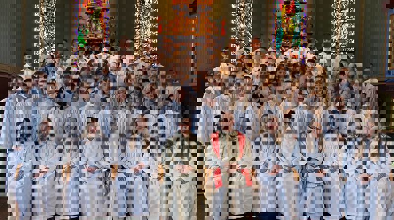 Årets konfirmantar, her frå samtalegudstenesta 29. april 2018. Sokneprest Leidulv Ø. Grimstad og kyrkjelydspedagog Barbro Landmark.