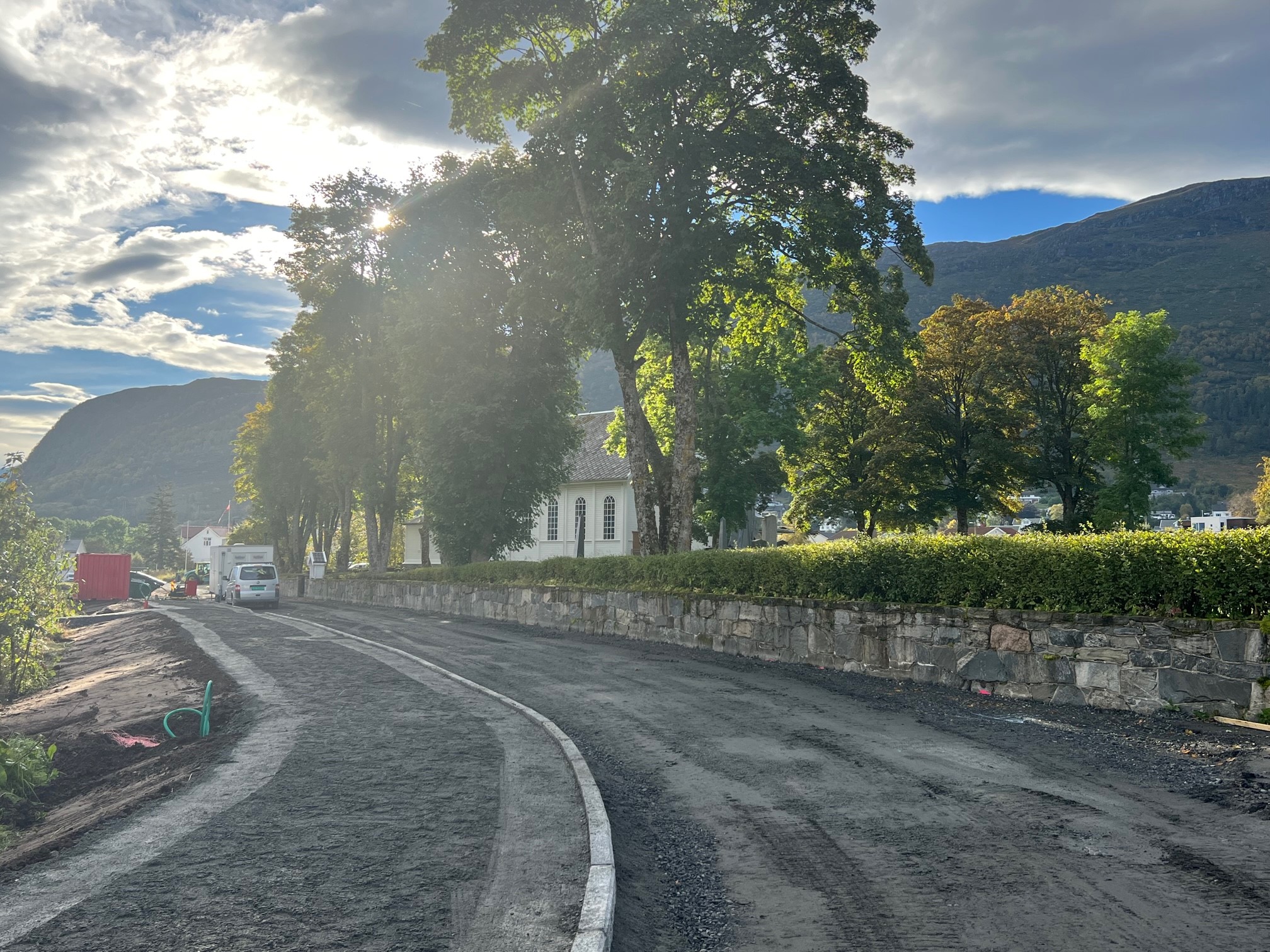 Når Kyrkjegata opnast vil også den nye p-plassen nedanfor kyrkja vere klar til bruk. Det vil vere forbod mot å parkere langs kyrkjemuren. Foto: Hareid sokn