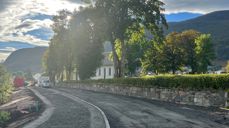 Når Kyrkjegata opnast vil også den nye p-plassen nedanfor kyrkja vere klar til bruk. Det vil vere forbod mot å parkere langs kyrkjemuren. Foto: Hareid sokn