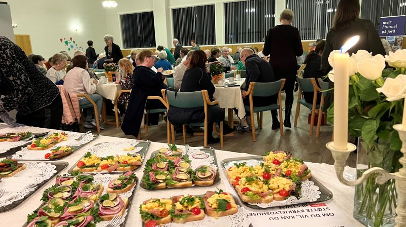 Sparebanken Møre er vår økonomiske støttespelar også i år. Biletet viser litt av maten under festen i 2023. Foto: Hareid sokn