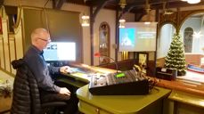 Her ser vi lydteknikar Hans Otto Brekke i aksjon under ei gudsteneste i Hareid kyrkje. Foto: Hareid sokn