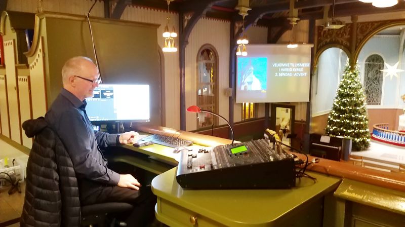 Her ser vi lydteknikar Hans Otto Brekke i aksjon under ei gudsteneste i Hareid kyrkje. Foto: Hareid sokn